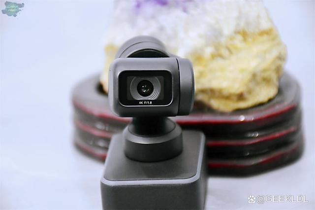 惠普dv2-1211AX在细节设计上也下足了功夫,它内置了集成摄像头,方便用户进行视频通话或网络会议;奥特蓝星音响的加入,则让用户在享受音乐或观看视频时,能够获得更加震撼的音效体验,这款笔记本还支持蓝牙2.1和802.11b/g无线协议,无论是连接蓝牙耳机、音箱还是无线网络,都能轻松搞定,它还配备了3个USB2.0接口、VGA视频接口以及5合1读卡器,满足用户多样化的扩展需求。