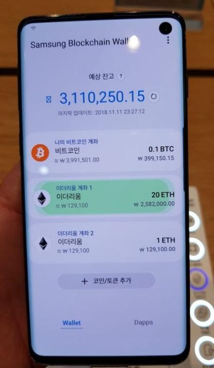 回答:选择适合进行加密货币交易的手机,主要应考虑其安全性、性能、易用性和是否支持专用的加密货币钱包应用,确保手机具备强大的安全防护功能,如生物识别和防病毒软件;拥有高性能处理器和大容量电池以支撑交易需求;操作界面友好,便于使用加密货币交易应用;并支持专门的加密货币钱包应用,提供便捷的交易和资产存储功能。