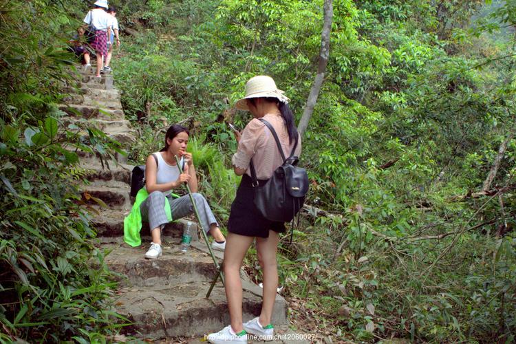 通过这样一次充满挑战与收获的登山采风之旅，摄苑网重庆摄影俱乐部的影友们不仅用镜头记录下了大自然的壮丽与细腻，更在相互的陪伴与鼓励中，加深了彼此之间的友谊与默契。