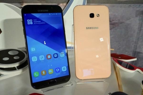 问题:三星Galaxy A7和HTC M8在拍照功能上哪个更强大?