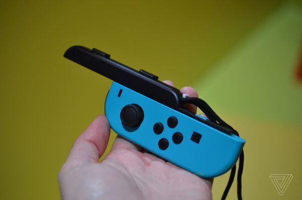 答:Switch 的便携性让玩家能随时随地玩,另一方面手柄操作带来独特体验,且同时发行实体版和数字版满足不同玩家需求。