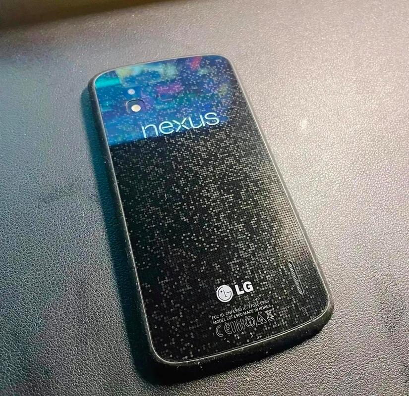 Nexus4:后置一枚800万像素的摄像头,前置摄像头为130万像素,虽然拍照效果在当时属于中上水平,但与同级别的手机相比并无太大优势。