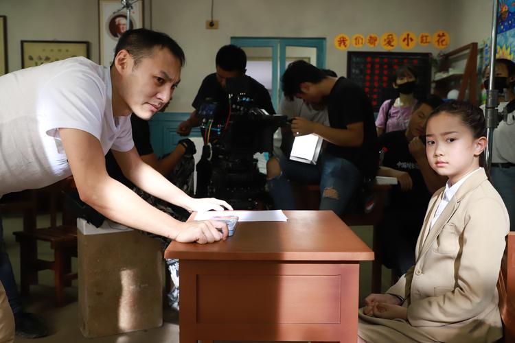答:要提升导演作品的质量和评价,玩家需要综合考虑演员的选择、场景的布置、剧情的走向等多个方面,注重细节,做出明智的决策,同时不断尝试不同的玩法和策略,才能逐渐提高自己的导演水平。