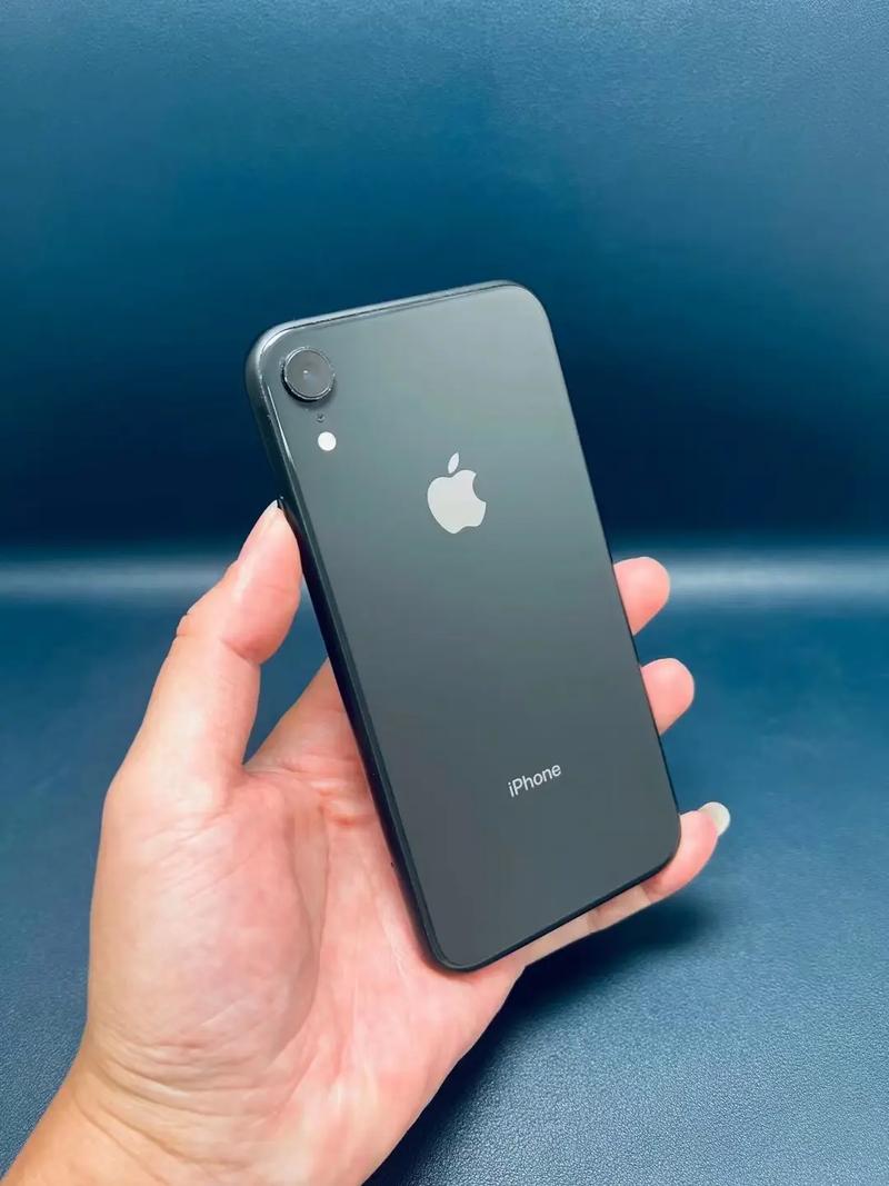 答:iPhone 4的价格主要受存储容量、成色、销售渠道以及市场需求等因素的影响,存储容量越大、成色越新、销售渠道越正规的手机价格通常越高;而市场需求的变化也会对价格产生一定的影响。