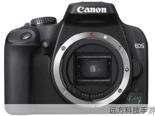 让我们从外观说起，佳能EOS 1000D以其经典的黑色机身搭配银色点缀，简约而不失时尚感，无论是拿在手中还是挂在胸前，都能瞬间成为街头巷尾的焦点，别看它体型小巧，内里却蕴藏着大大的能量，专为追求性价比的摄影新手量身打造。