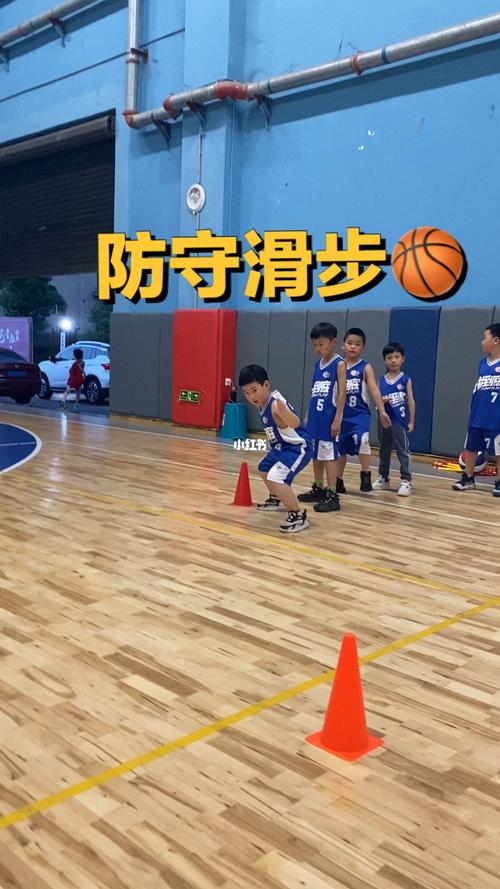 - 利用“Z”键结合方向键进行滑步防守,保持对对手的紧密贴防,注意观察对手的动作和意图,及时调整防守策略,如使用“S”键进行抢断,或者通过“C”键调整防守姿态,以更有效地阻止对手得分。