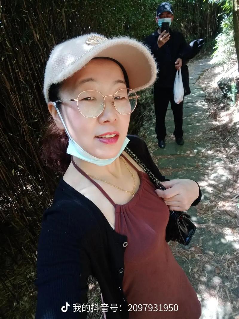 答:音悦汇T11TE在播放4K视频时表现出色,得益于其强大的处理器和高速内存,视频加载迅速,播放过程中几乎感受不到任何卡顿或延迟,画面流畅自然,色彩还原度高,为用户带来了极致的高清视觉体验。