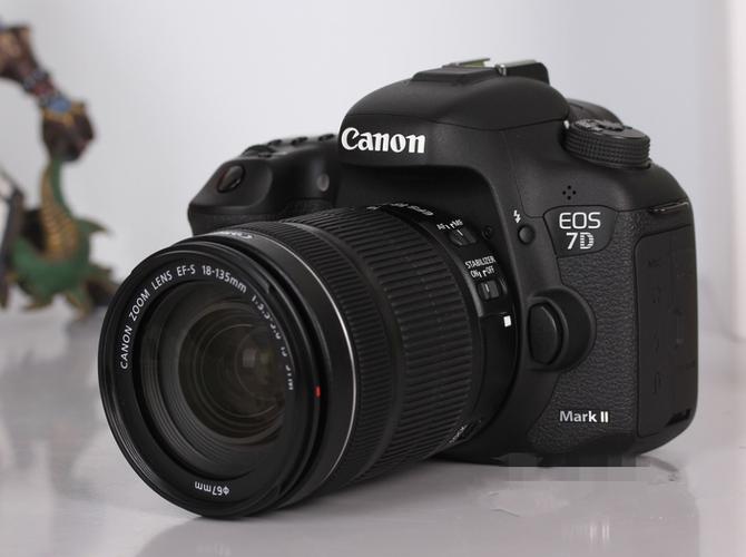 答:佳能EOS 7D在续航方面表现也相当出色,它搭载了一块大容量电池,能够支持长时间的拍摄需求,具体续航时间会根据拍摄模式、使用习惯等因素有所不同,在正常使用情况下,EOS 7D的续航能力足以满足一天的拍摄需求,无需频繁更换电池,让摄影师能够更加专注于创作。