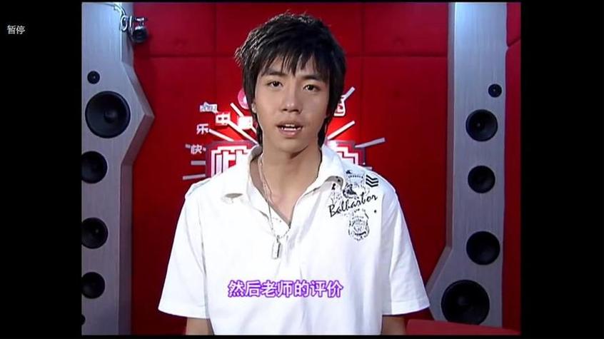 《拥抱》不仅仅是一首情歌,它更像是俞灏明对自己人生经历的一次深刻反思与总结,在歌曲中,他似乎在向过去的自己告别,向那些给予他支持与鼓励的人表达感激,同时也向未来许下了美好的愿望,每一个拥抱,都象征着一种力量,一种能够让人在逆境中坚持下去的勇气与信念。