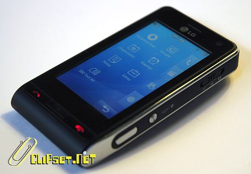 更令人瞩目的是,LG KU990配备了一块3.0英寸WQVGA 26万色TFT屏幕,分辨率为400×240像素,显示效果细腻且色彩饱满,无论是浏览照片还是观看视频,都能带来极佳的视觉体验,而全触控的操作方式,更是让这款手机在操作上显得尤为便捷与高效。