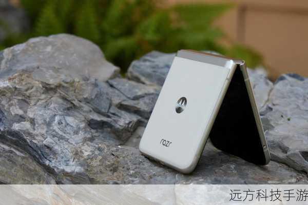 值得一提的是,moto razr 50 Ultra的外屏还独占了第七代康宁大猩猩玻璃盖板,更加坚固耐用,内屏则独占了DC调光技术,有效减少蓝光伤害,保护用户视力,moto razr 50 Ultra还支持IPX8级防水,让用户在各种环境下都能安心使用。