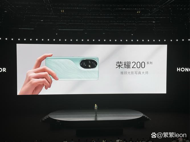 在性能方面,moto razr 50 Ultra搭载了第三代骁龙8s旗舰芯片,采用4nm工艺制程,性能强悍且功耗控制出色,配合最新的LPDDR5x和UFS4.0存储规格,无论是日常应用还是大型游戏都能轻松应对,续航方面,moto razr 50 Ultra内置了4000毫安时电池,支持45W有线快充和15W无线充电,让用户告别电量焦虑。