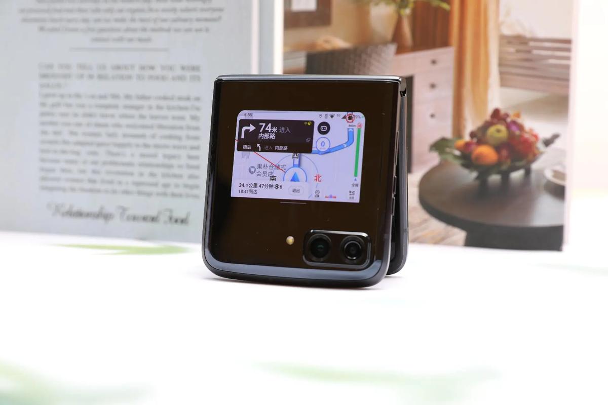 问题:moto razr 50 Ultra的折叠屏耐用性如何?