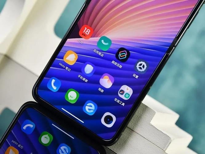 moto razr 50 Ultra采用了第五代星轨转轴技术,不仅提升了耐用性还显著减小了内屏折痕,经过长时间的使用后,折痕几乎可以忽略不计,外屏独占了第七代康宁大猩猩玻璃盖板,更加坚固耐用,moto razr 50 Ultra的折叠屏在耐用性方面表现出色。