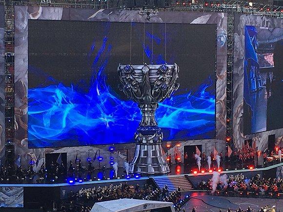 回答:lol2017 S7全球总决赛的总决赛在北京国家体育场——鸟巢举办,这座宏伟的建筑不仅承载了无数体育健儿的梦想与荣耀,也见证了电竞领域的巅峰对决与辉煌时刻。