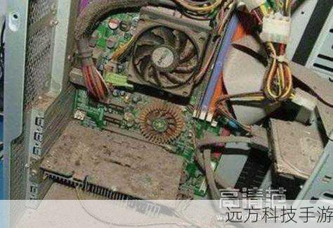 长时间不清理的电脑内部会积聚大量灰尘,特别是显卡区域,灰尘的堆积不仅会影响散热效率,还会因摩擦产生噪音。