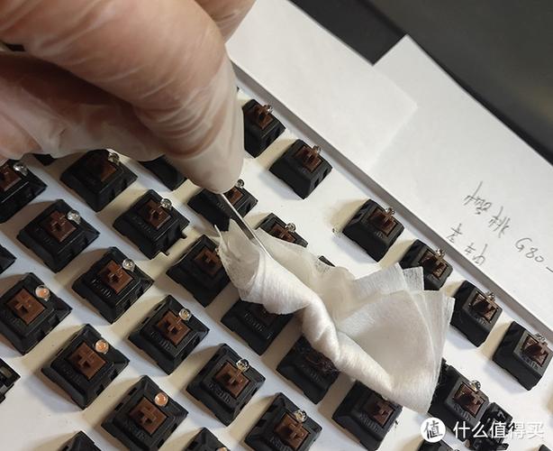 - 清理键盘时,建议先将键盘拆开,使用酒精棉球擦拭按键缝隙。
