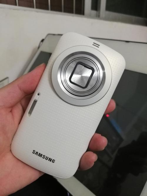 回答: 三星GALAXY K zoom的10倍光学变焦相比传统手机的数码变焦具有显著的优势,首先光学变焦是通过改变镜头内部镜片的位置来实现焦距的变化的因此它能够在不损失画质的情况下放大远处的物体,而数码变焦则是通过软件算法对图像进行放大处理虽然也能实现变焦效果但会明显损失画质导致图像模糊,其次光学变焦的变焦范围更广从广角到长焦都能轻松覆盖而数码变焦的变焦范围相对有限且在高倍变焦时画质下降更为明显,因此三星GALAXY K zoom的10倍光学变焦为用户提供了更加清晰、更加广阔的拍摄视野。