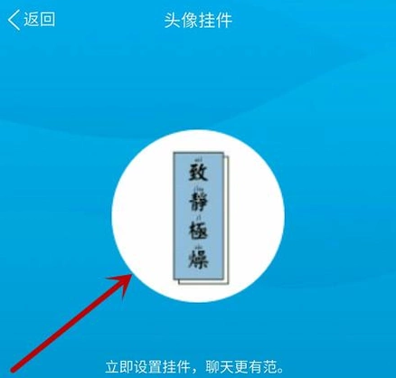 1、进入设置界面:在QQ主界面,点击左上角的头像,进入个人资料页面,点击底部的“设置”按钮。