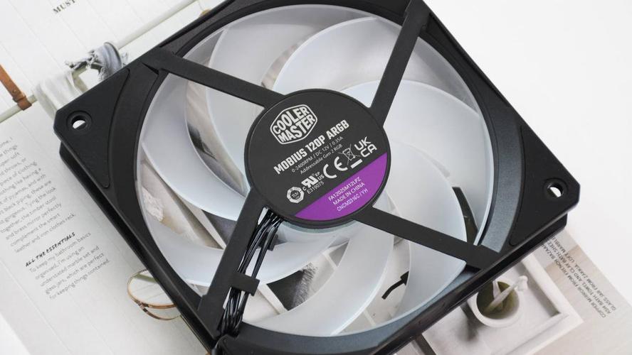 答:酷冷至尊MasterFan SF360R ARGB在噪音控制方面表现出色,它采用了低噪音设计的风扇,即便在高转速下也能保持较低的噪音水平,确保你在享受游戏或工作的同时,不会被烦人的噪音所打扰,通过合理的风道设计和高效的散热性能,SF360R ARGB还能有效降低机箱内部的温度,进一步减少风扇的负载和噪音。